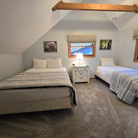Saltbox Villa Thompsonville Екстериор снимка