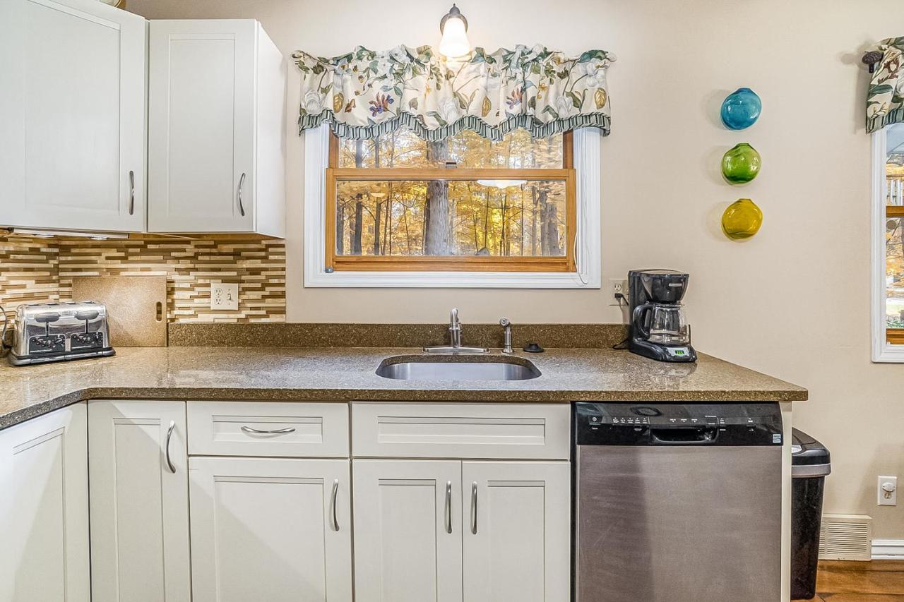 Saltbox Villa Thompsonville Екстериор снимка