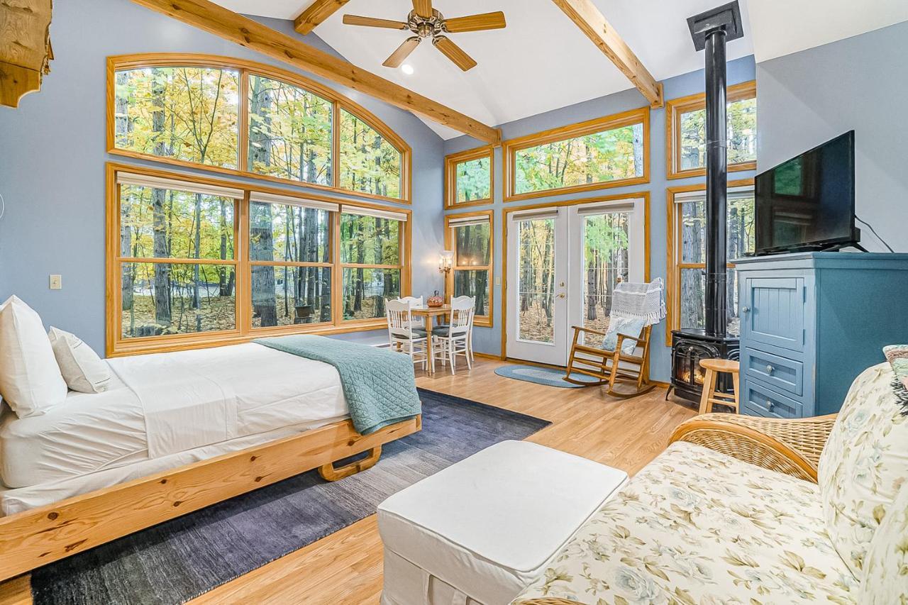 Saltbox Villa Thompsonville Екстериор снимка