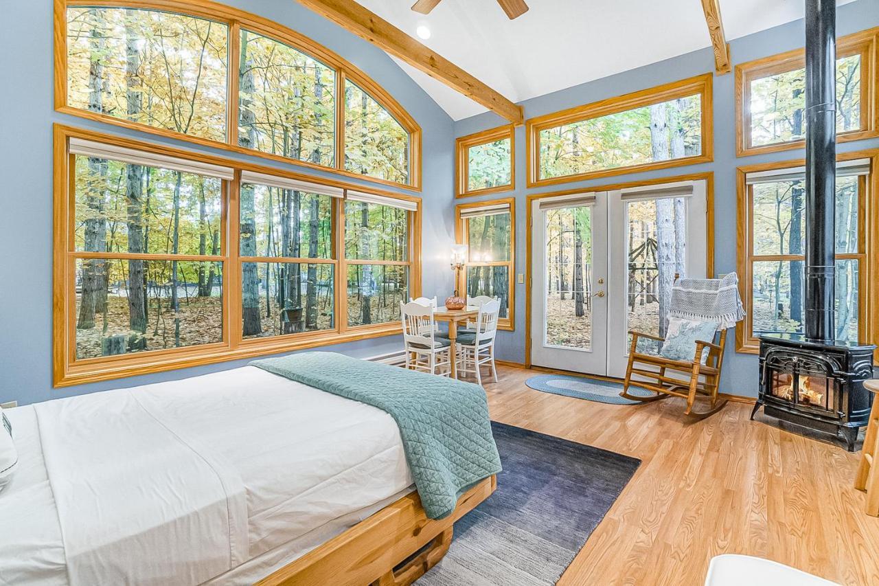 Saltbox Villa Thompsonville Екстериор снимка