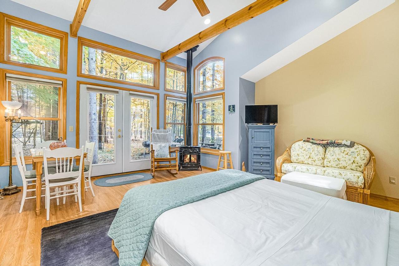 Saltbox Villa Thompsonville Екстериор снимка