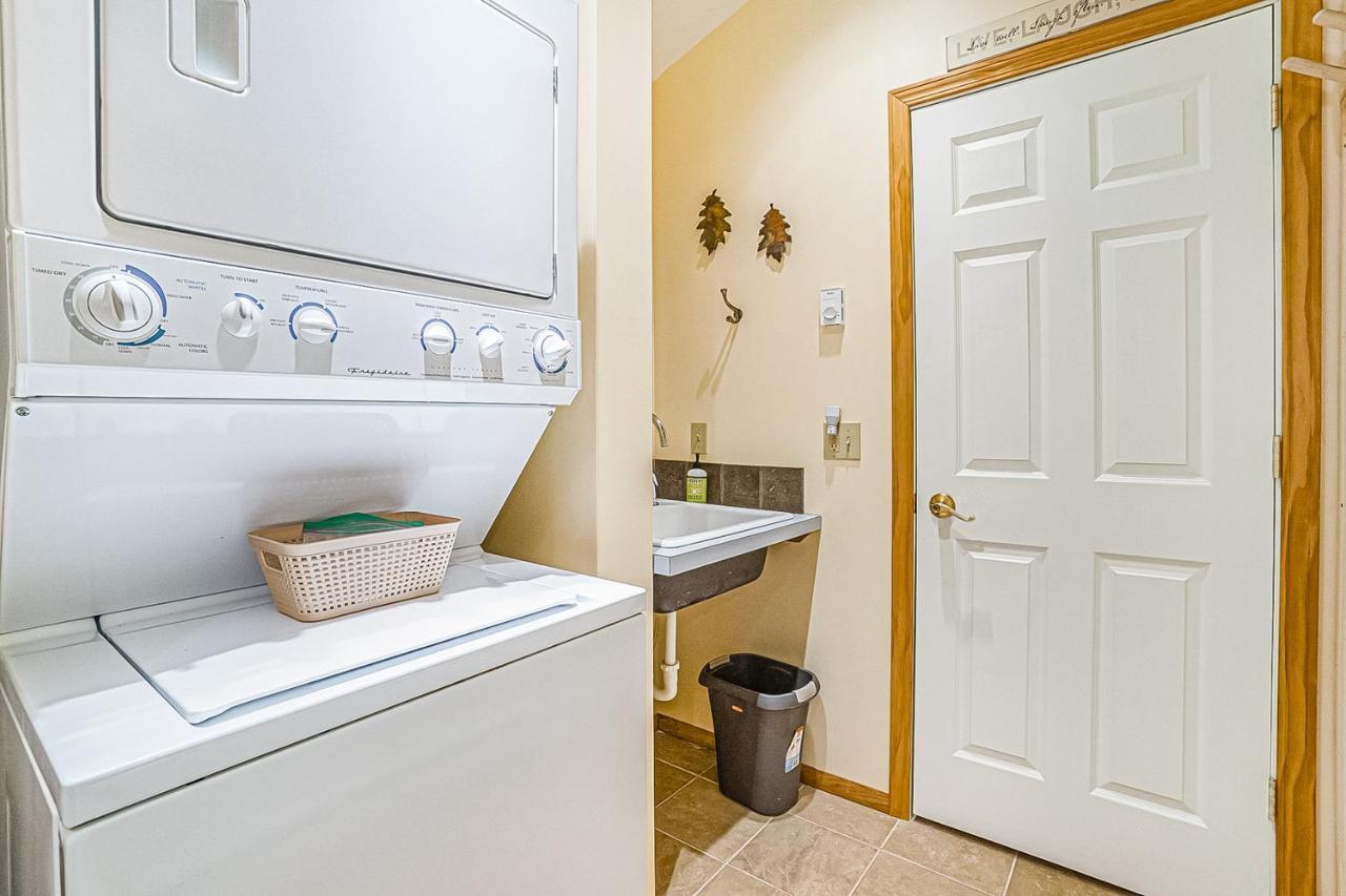 Saltbox Villa Thompsonville Екстериор снимка