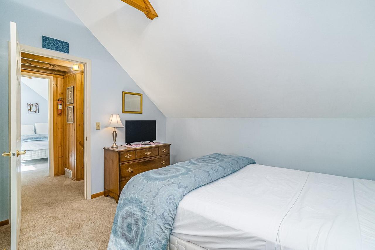 Saltbox Villa Thompsonville Екстериор снимка