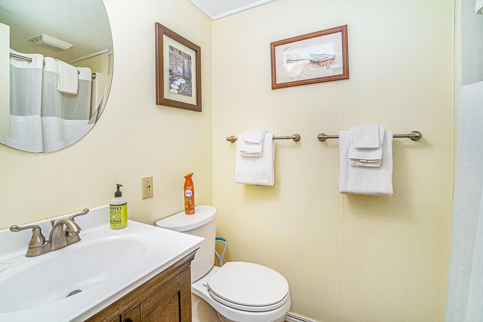 Saltbox Villa Thompsonville Екстериор снимка